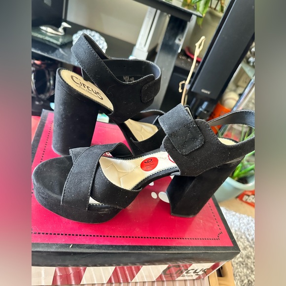Size 9.5 black platform heels - Picture 1 of 7